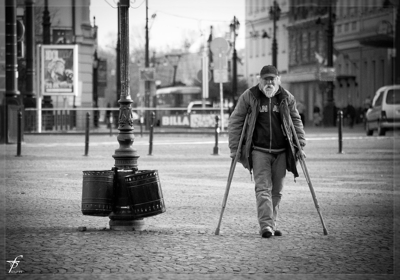 5 errori da evitare quando scegli un bastone con seduta per anziani