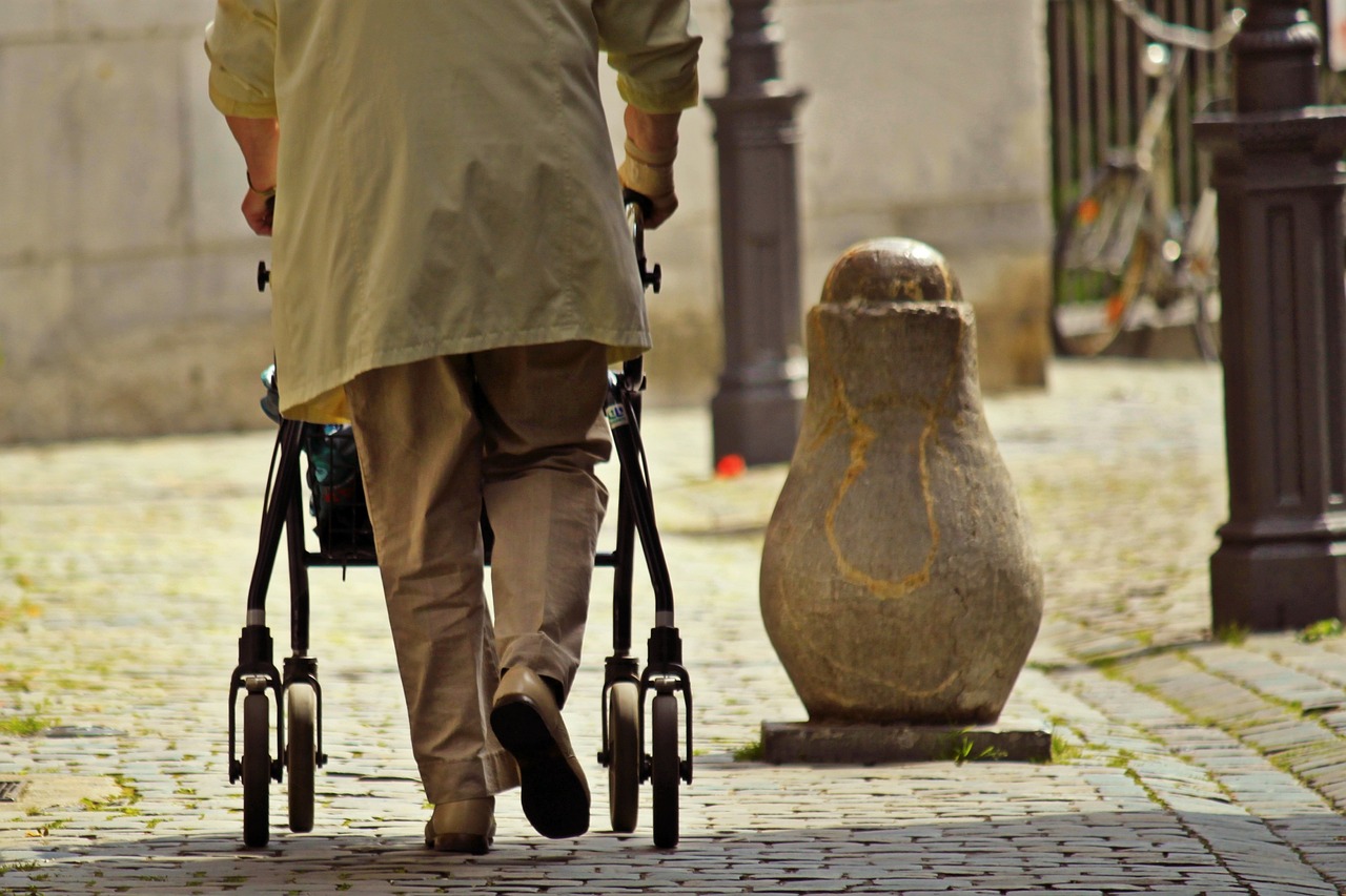 Bastone con seduta: perché la leggerezza è fondamentale per la tua mobilità